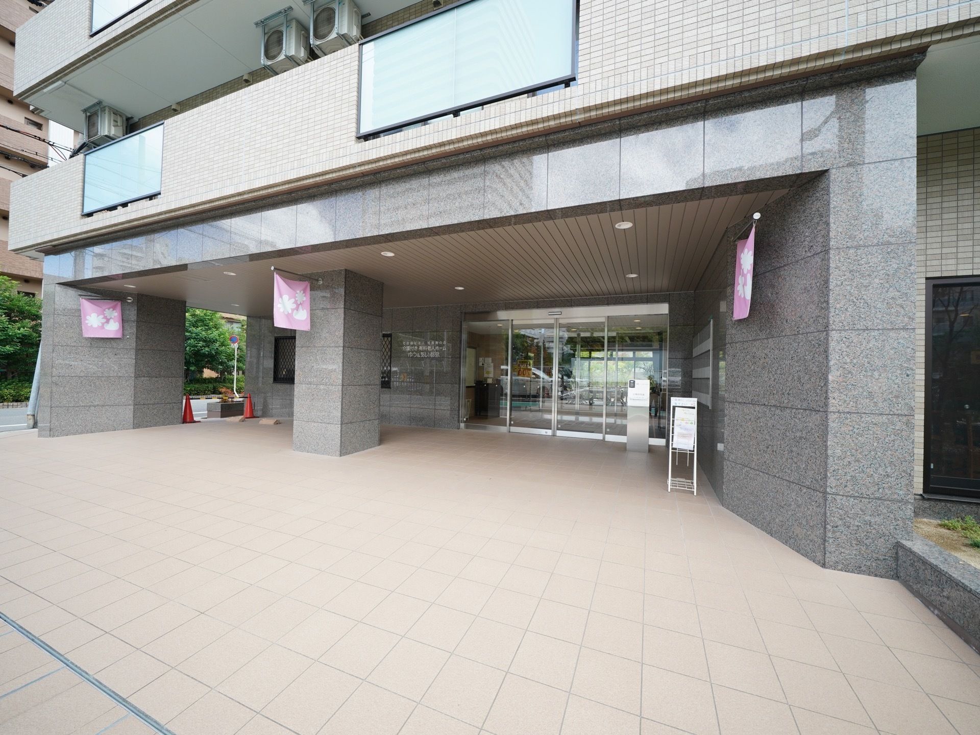 高級マンションのような出入口である。大きな自動ドアのため車椅子をご利用の方でもスムーズに出入りできる。駐車スペースも完備している。