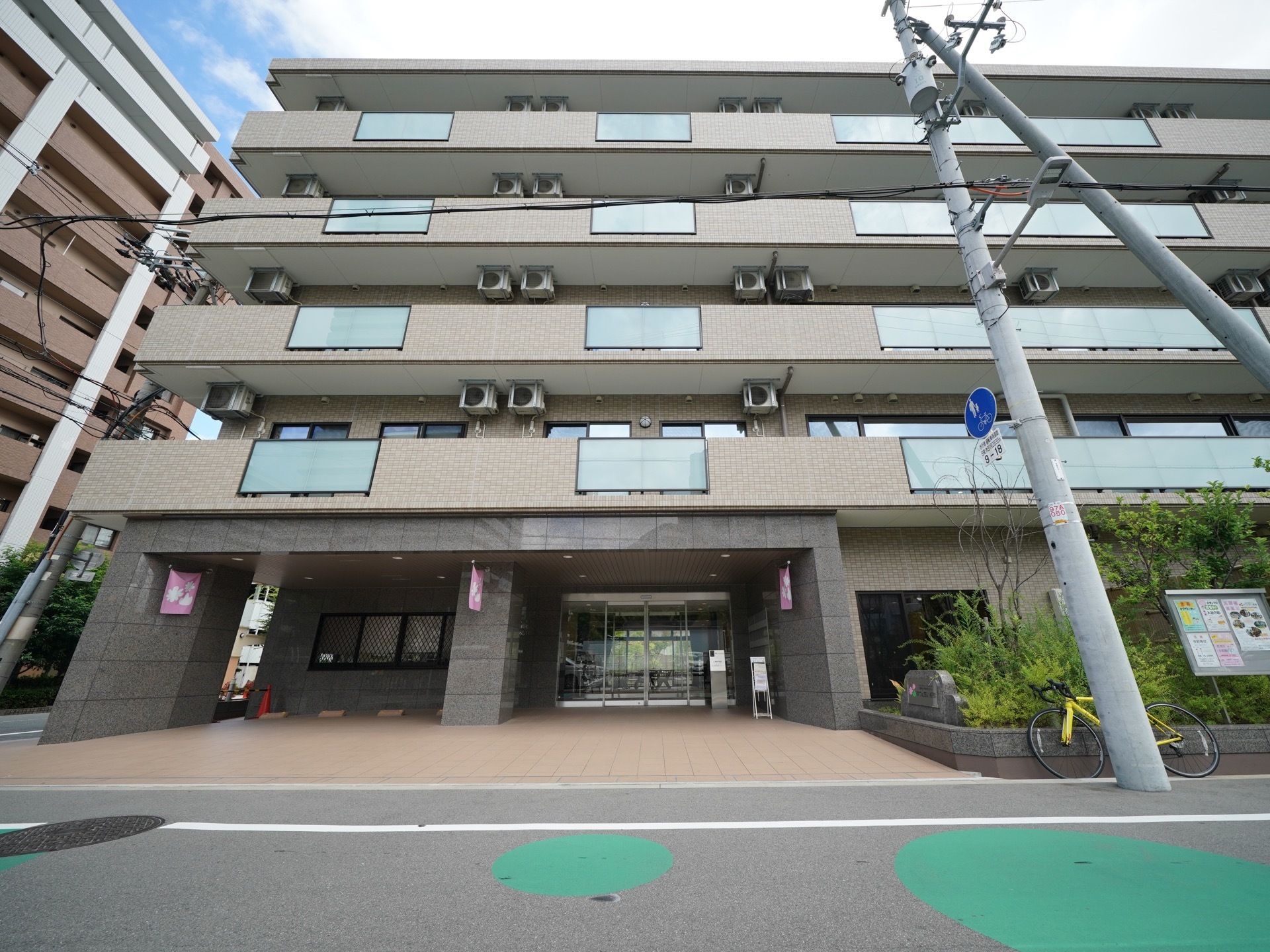 一見グループホームには見えない、清潔感のあるおしゃれな外観。５階建てで、全部屋にベランダがついている。