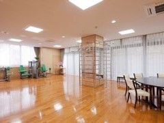 フローリングの床の広いスペースとなっており、多くの入居者様などが集まることができる。エアコンが天井に付いており、快適に過ごすことができる。