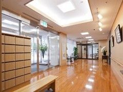 自動ドアのそばには靴箱がある。靴箱の手前にはベンチが置かれており、そこに座って靴の脱ぎ履きをすることができる。