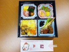 ４つの器におかずなどが盛られており、食べやすい大きさになっている。おかずには野菜など色々なものがあり、バランスよく食べることができる。