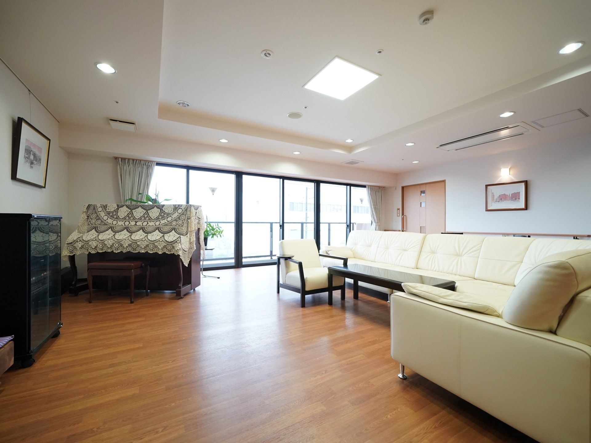 窓からの採光が明るく、開放的な部屋である。ソファに体を任せて、ゆったりとした気持ちで過ごせる空間である。