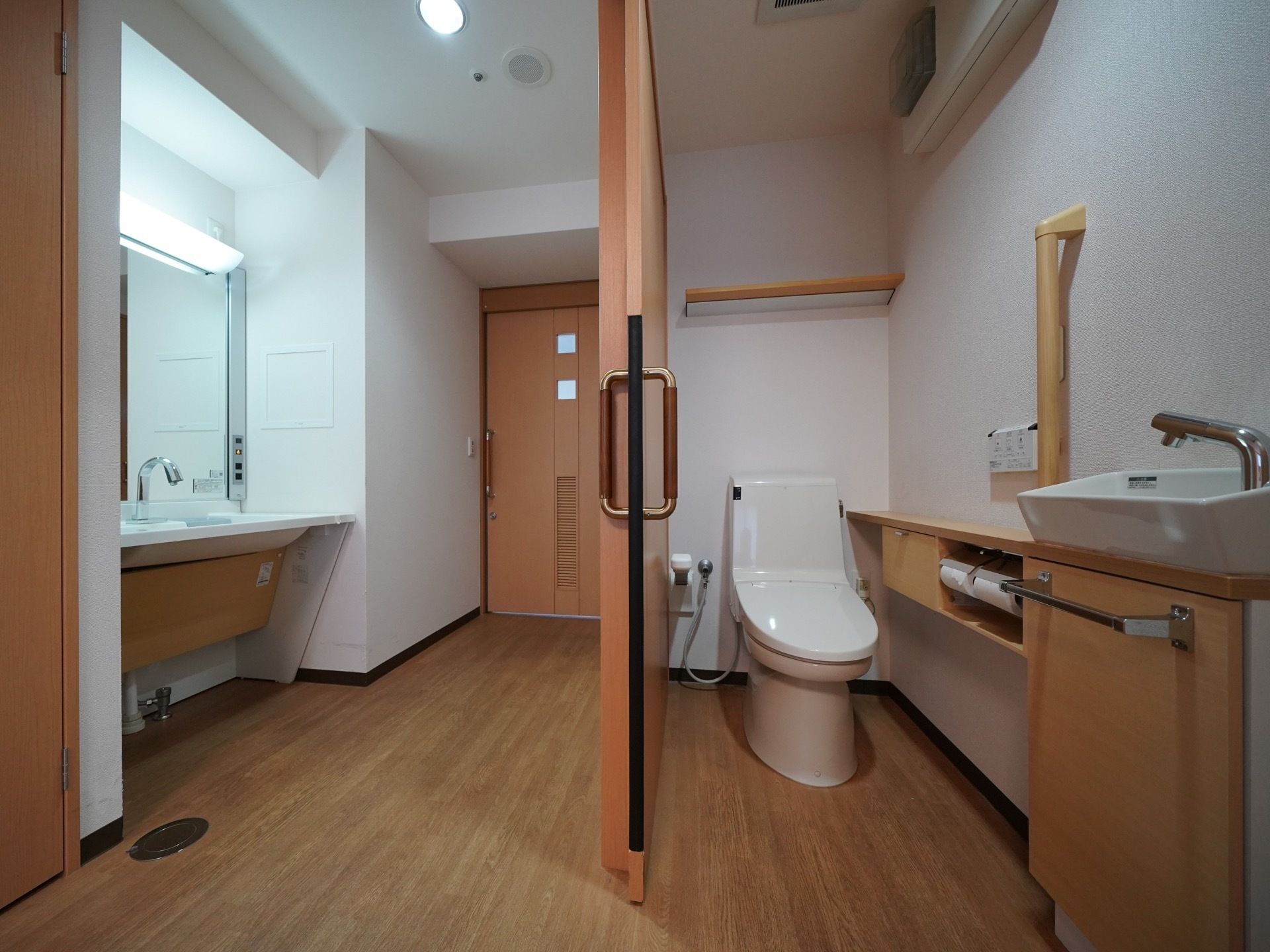トイレの入り口ドアは、大きなスライドドアであり扱いやすい。床面は広く完全フラットであり、車椅子で無理なく移動できる。