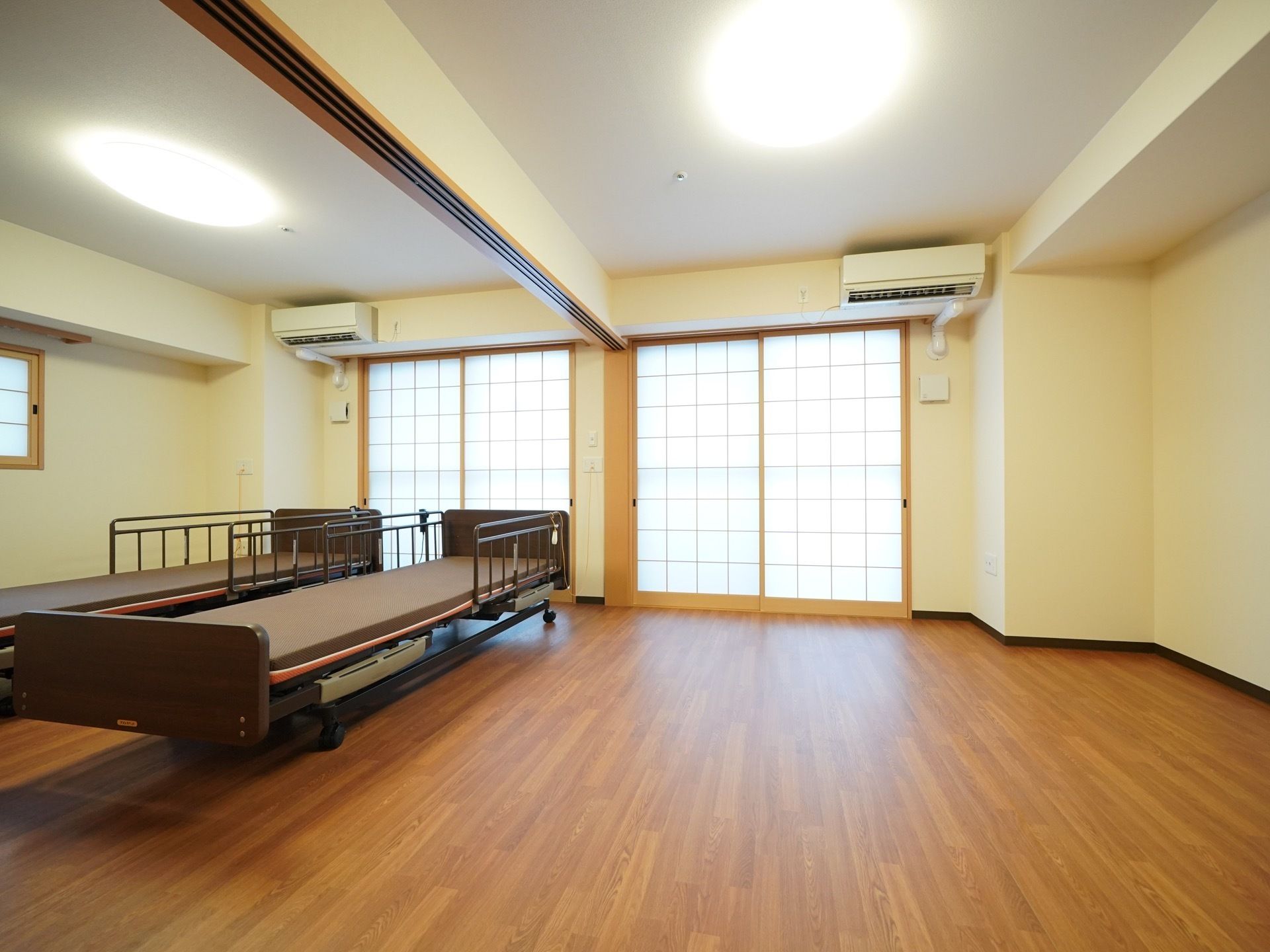 手すり付きの介護ベッドは、寝返りなどで転落する心配がなく、のびのびとお休みいただけるようになっている。