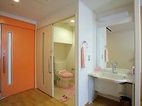 トイレと洗面台は扉を隔てて隣同士の場所にあり、用を済ませた後などにすぐに手を洗いに行くことができる。