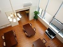 広いスペースにテーブルと椅子が並べられており、多くの入居者様が集まることができる。テレビが置かれており、鑑賞することができる。