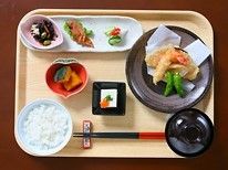 食事のメニューにはご飯と汁物が付いている。他に複数のおかずがあり、色々な種類の物を食べることができる。