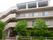 施設の建物は４階建てで、柔らかなアイボリーの外壁である。各部屋にバルコニーがあり、安全そうな非常階段があるのも見える。