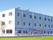 白を基調とした、シンプルな大きい建物。自然な緑に囲まれており、各居室に窓がついているため日当たりも良い。