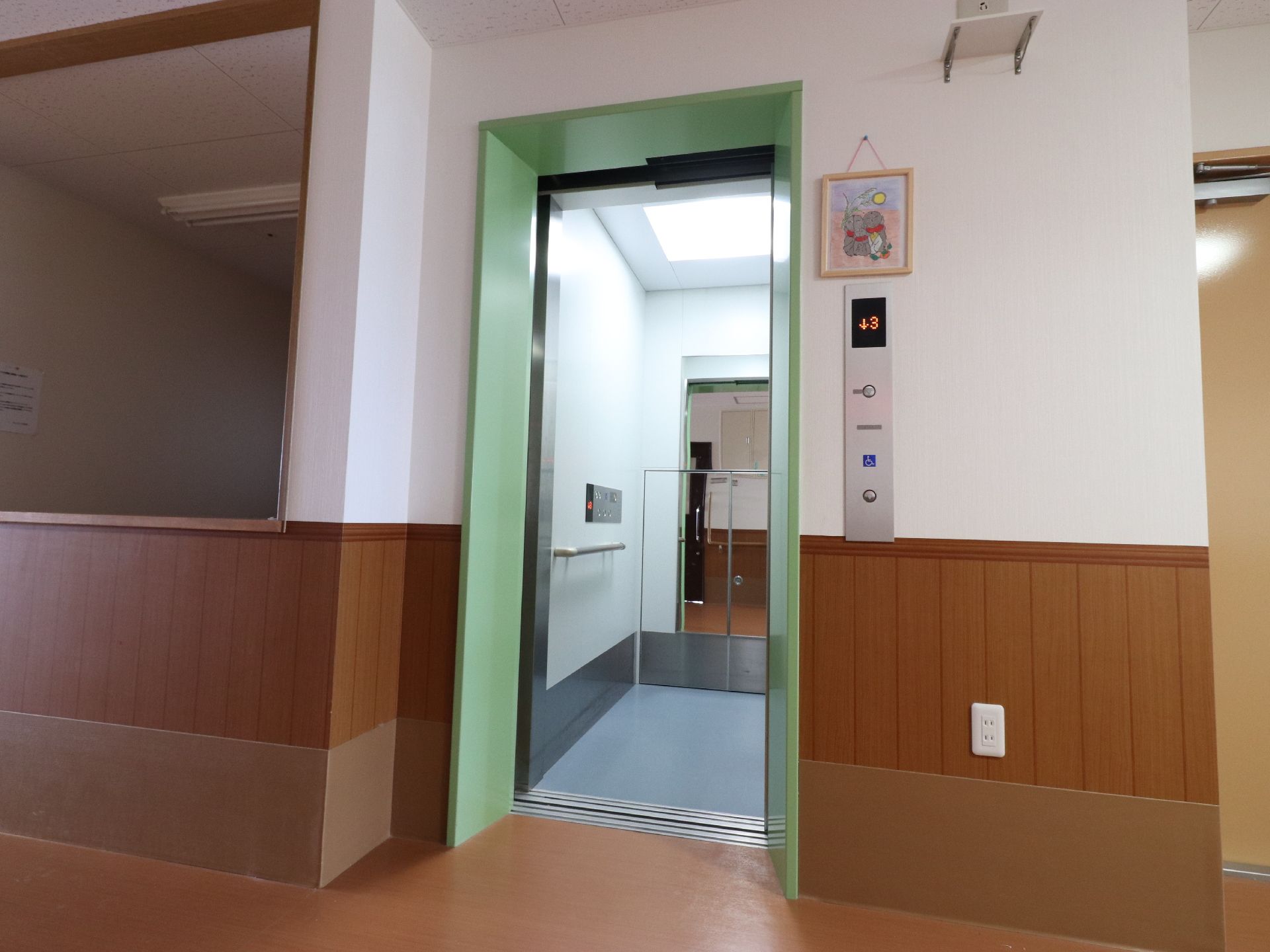 エレベータ乗り口の枠はモスグリーンになっている。ボタンは2つだけあり、その上に象の絵が飾ってある。内部には手すりがあり正面に鏡がある。