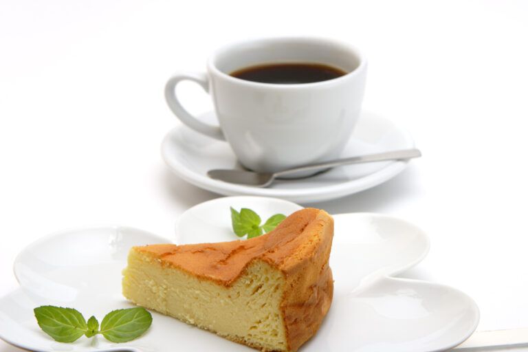ミントの葉を飾ったケーキと、コーヒー