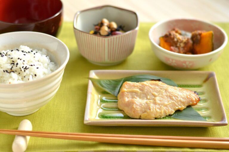 焼き魚とかぼちゃの煮物と煮豆が付いた和食のメニュー