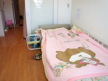 居室にはベッドが設置されていて、可愛らしいキャラクターの毛布がかけられている。愛用の品を持ち込み自宅と変わらず過ごすことができる。
