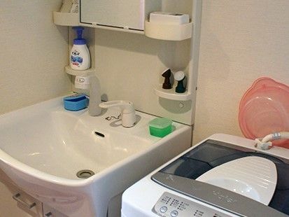 居室には洗面台と洗濯機が設置されている。必要な設備が揃っているので、快適な生活をすぐに始めることができる。
