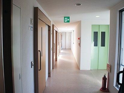 廊下は明るく広々としていてバリアフリーとなっている。居室へのドアは軽い引き戸なので出入りも楽に行える。