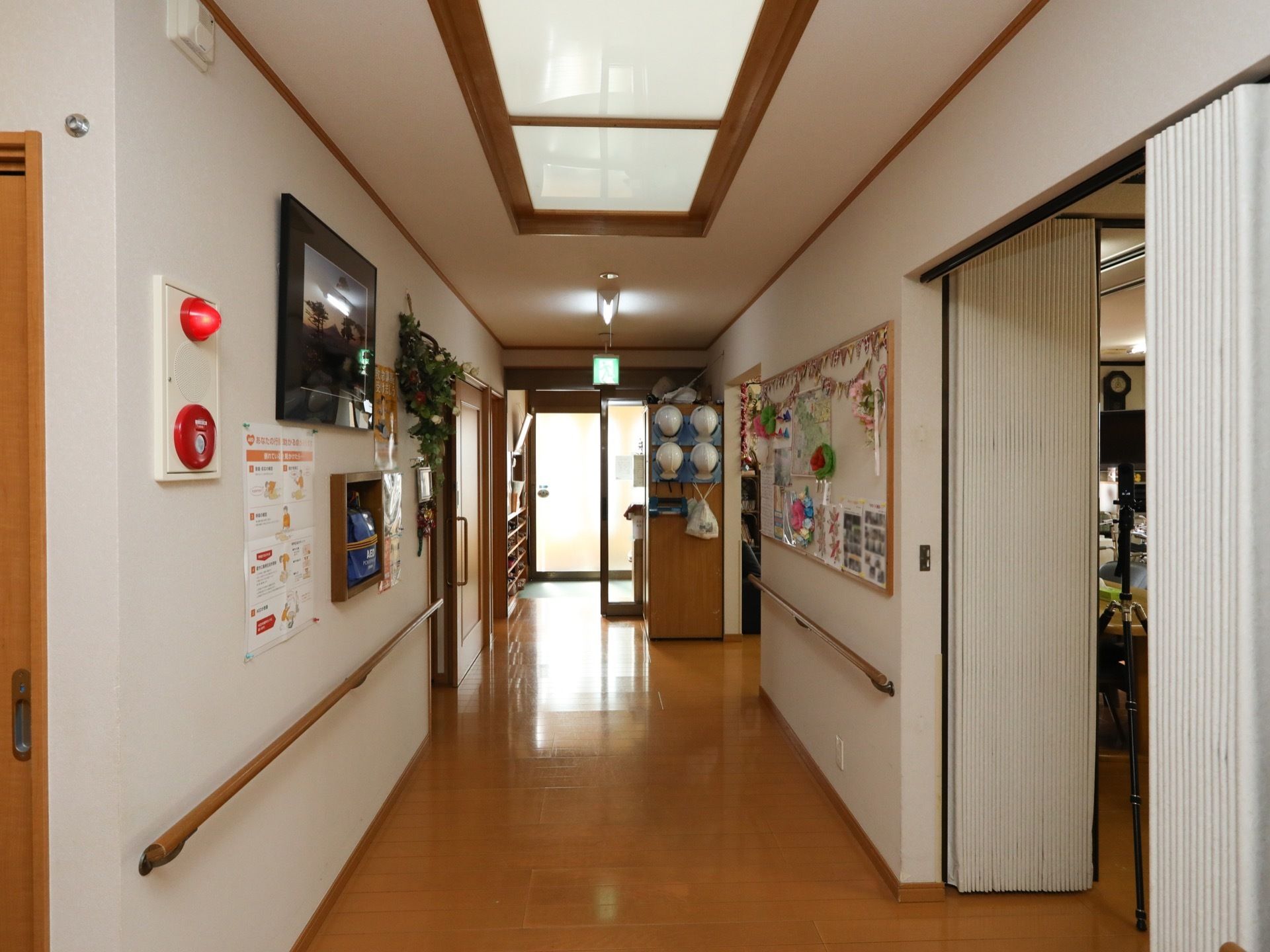 開放的な通路である。壁には手すりが備え付けられており、絵画が飾られている。ホワイトボードが用意されている。