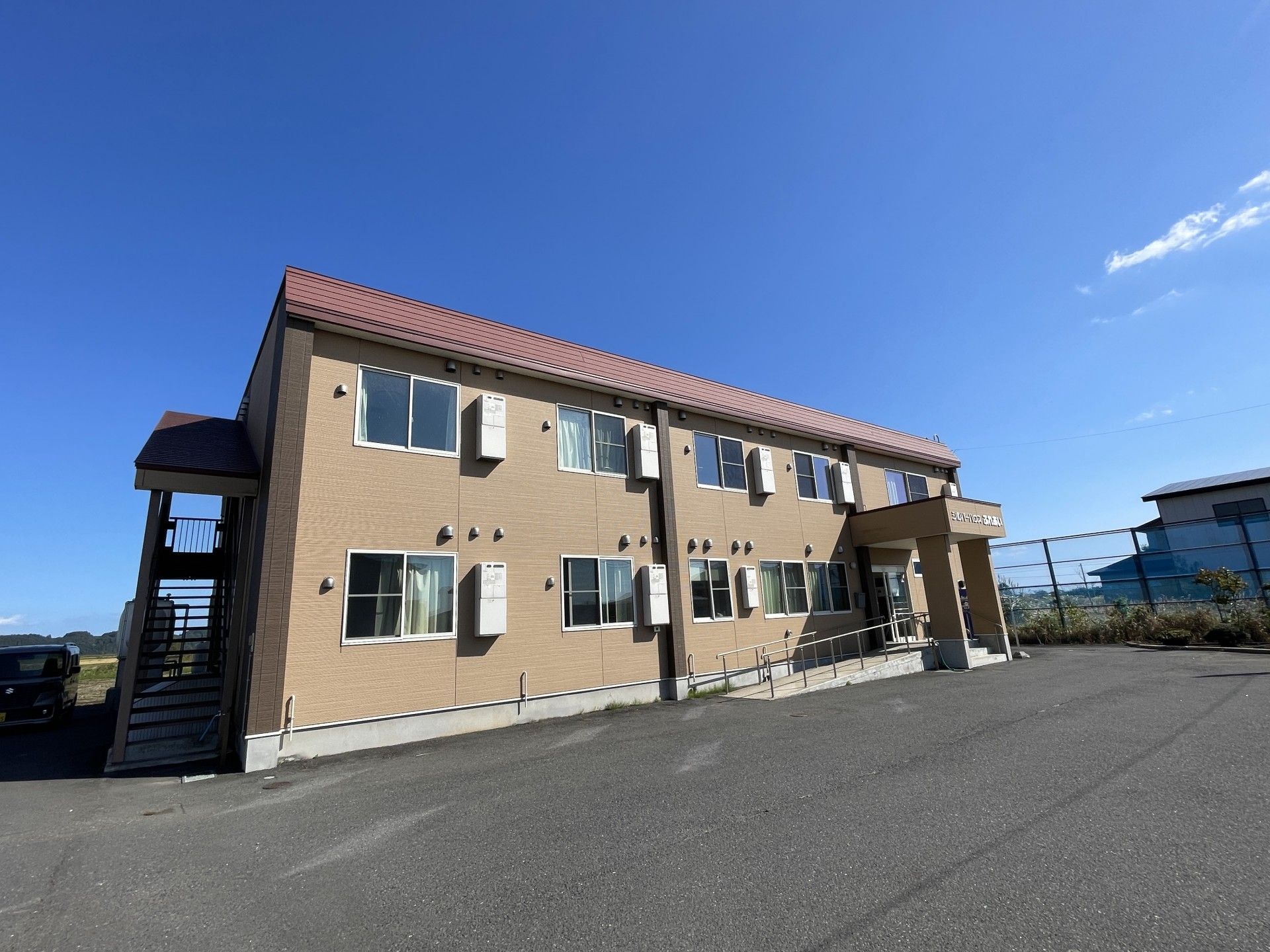 青空の下の建物外観