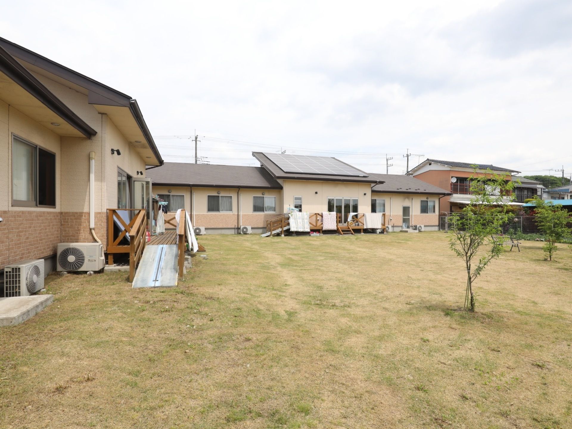 広々とした中庭を施設に備えている。芝生になっており、散歩を楽しんだり、ゆったりくつろぐことができる。