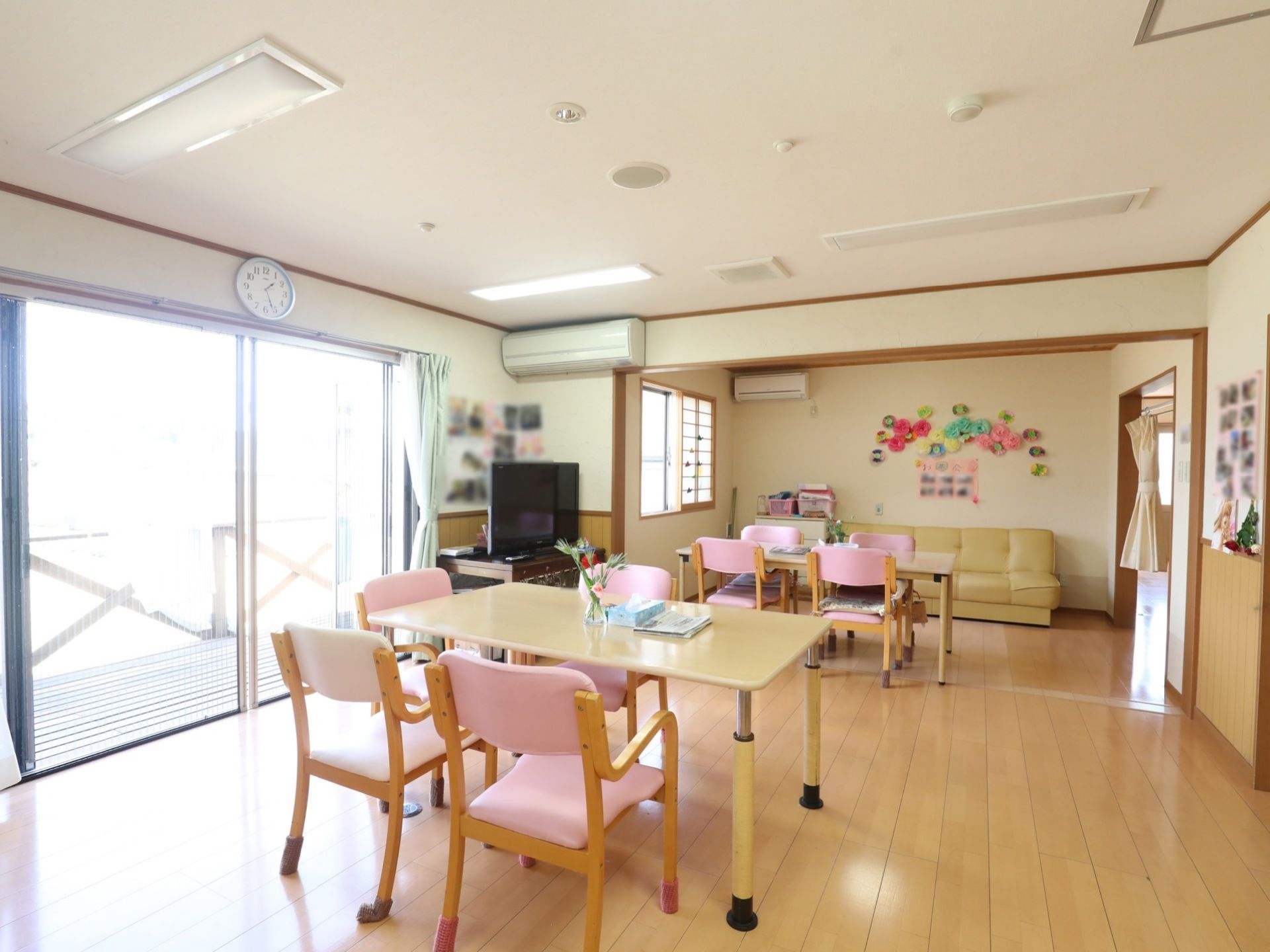 広々としたスペースで、大きな窓があるので明るい。エアコンが、各部屋に設置されており、快適に過ごすことができる。