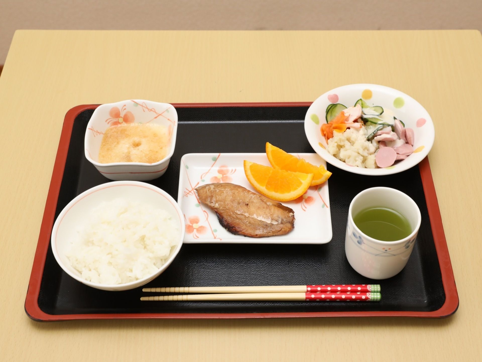 食事は、施設内で調理して提供している。この日は、魚がメインになっておりサラダや小鉢、フルーツも添えられている。