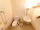 清潔で明るいトイレ設備のある部屋