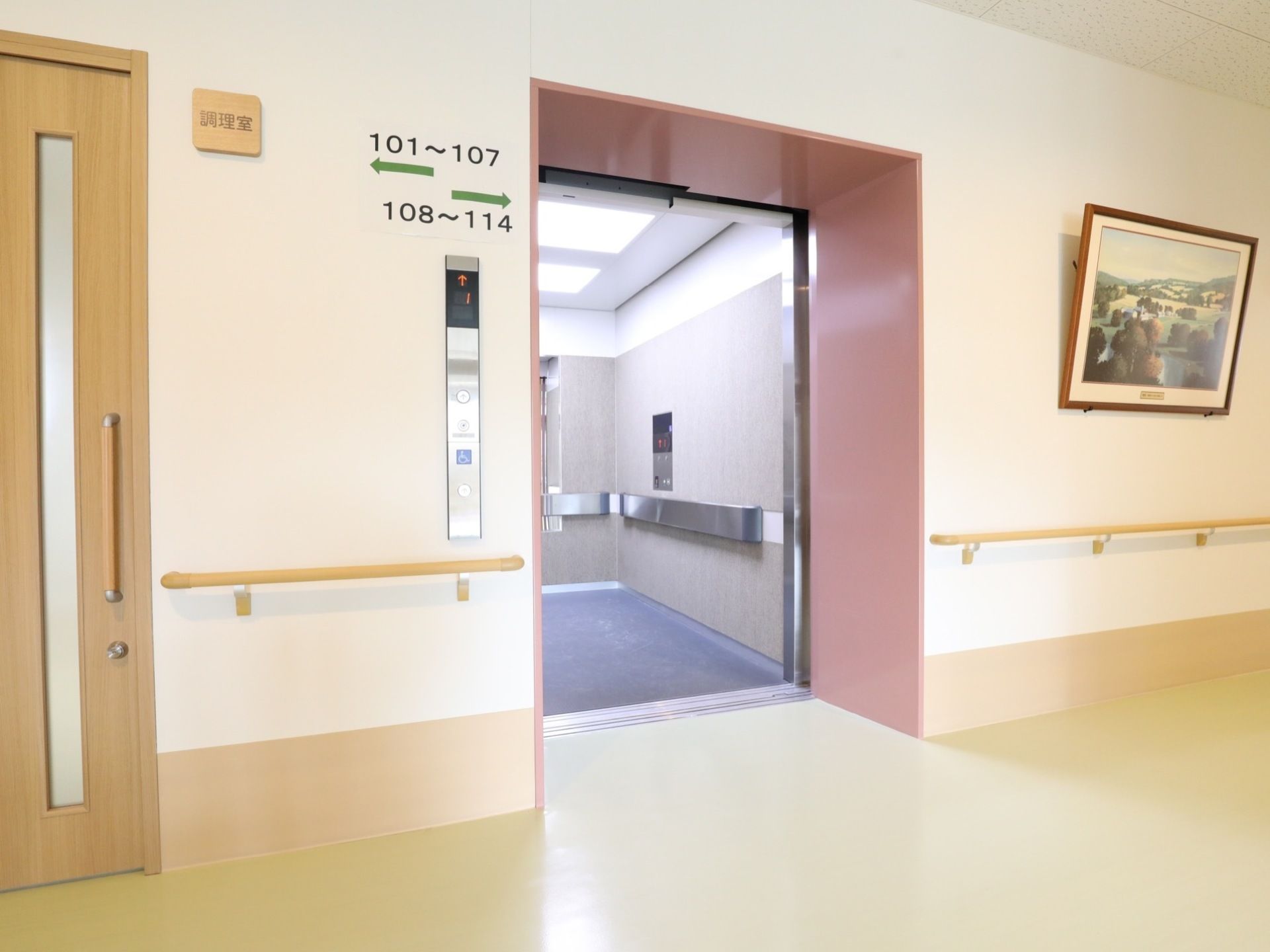 エレベーターを１基設置しており、広々としている。内部には鏡や操作ボタンがあり、使いやすくなっている。