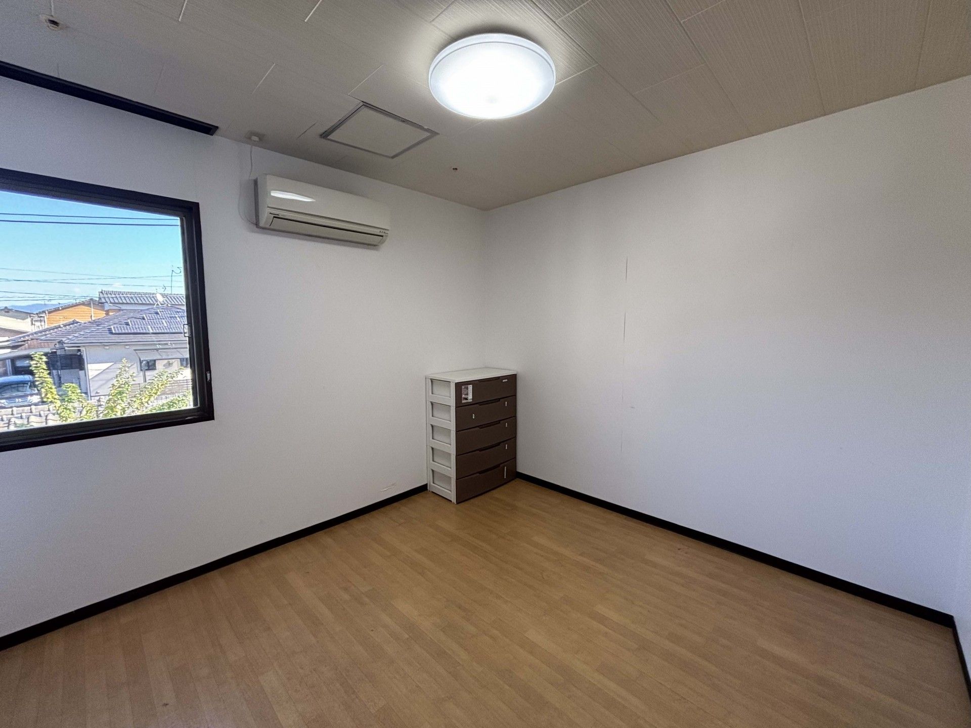 窓のある明るい部屋