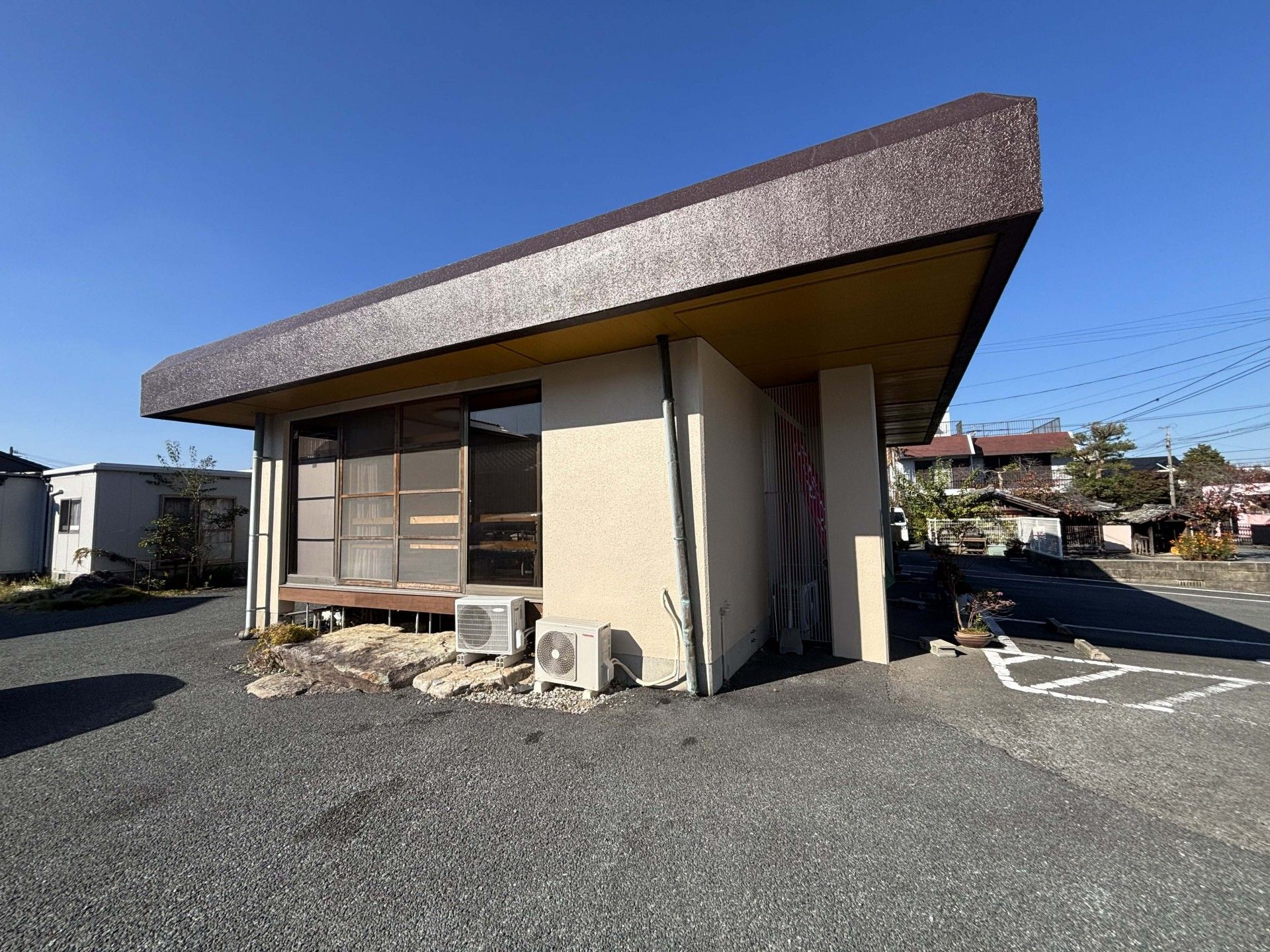 日差しが差し込む建物外観