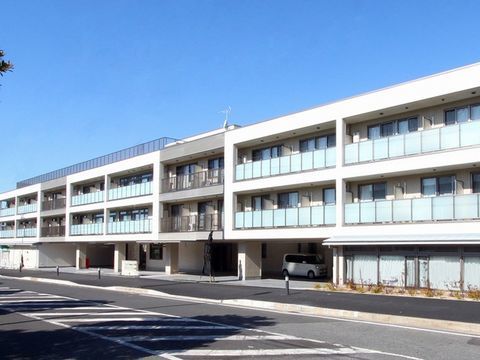 建物は横に広い造りとなっている。各部屋のベランダには、背の高い柵がついており、入居者様にとって安全な構造となっている。