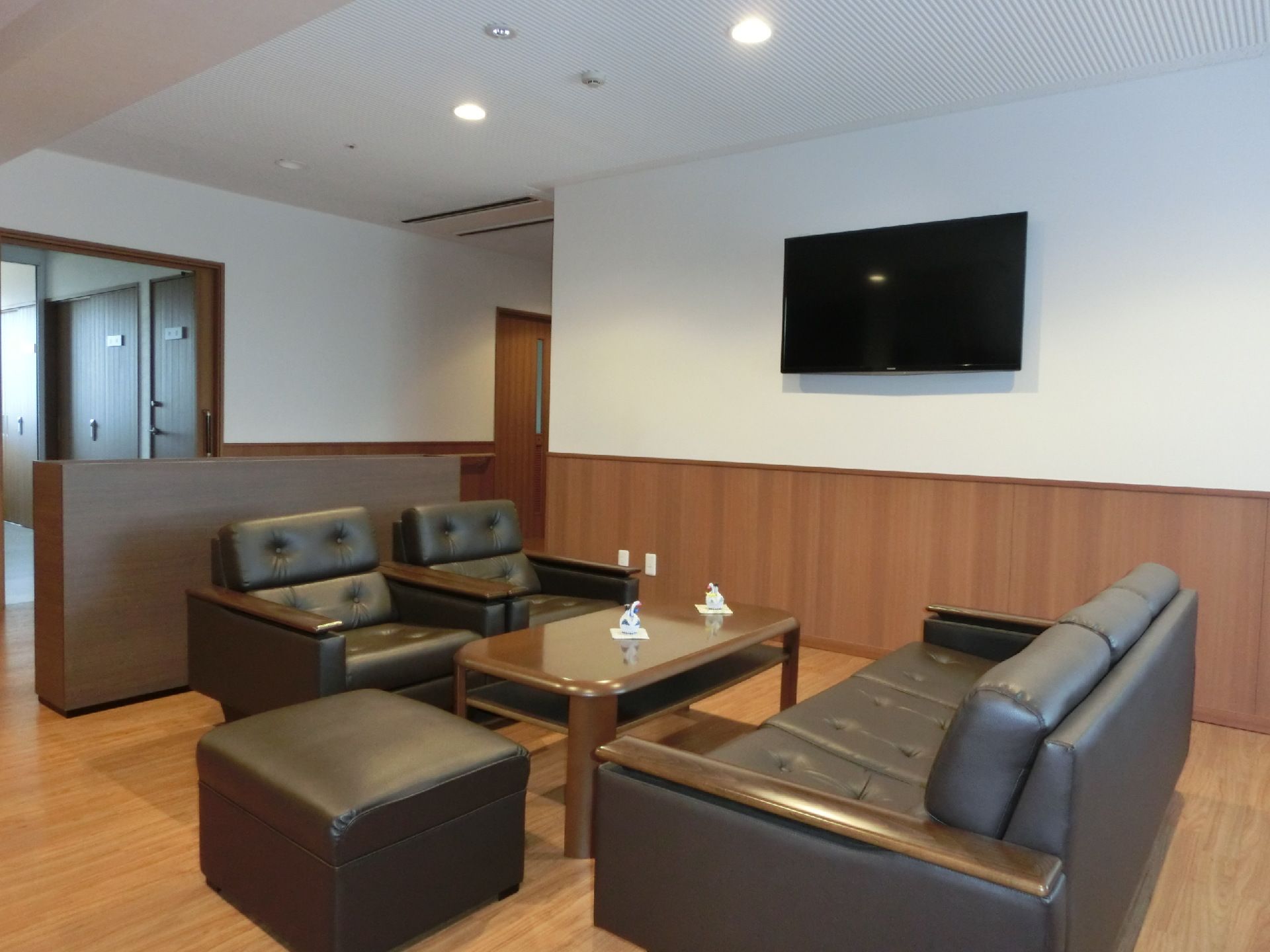 応接セットとテレビが設置されているスペース。来訪者様、入居者様同士など自由に使用することができる。壁で区切られているので安心して話せる。