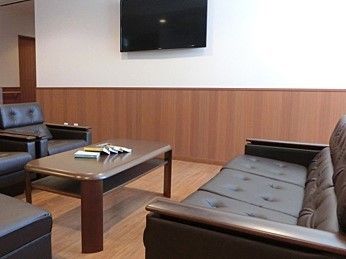 談話スペースには座り心地の良いソファーがあるので、リラックスして過ごせる。寛ぎの空間で気軽に話しや読書などができる。