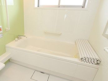浴室には窓があり、日当たりも良く換気もできるので清潔さが保たれている、入居者様が気持ちよく入浴できるように整えられている。