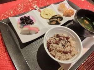 季節ごとのイベントに合わせた献立が食卓にならぶ。正月にはおせち料理を提供し、入居者様に季節感を味わっていただいている。