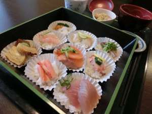 ひな祭りの特別料理は、量を少なく品数が多めに豪華な料理が並ぶ。目でも舌でも楽しめて２度美味しい献立だ。