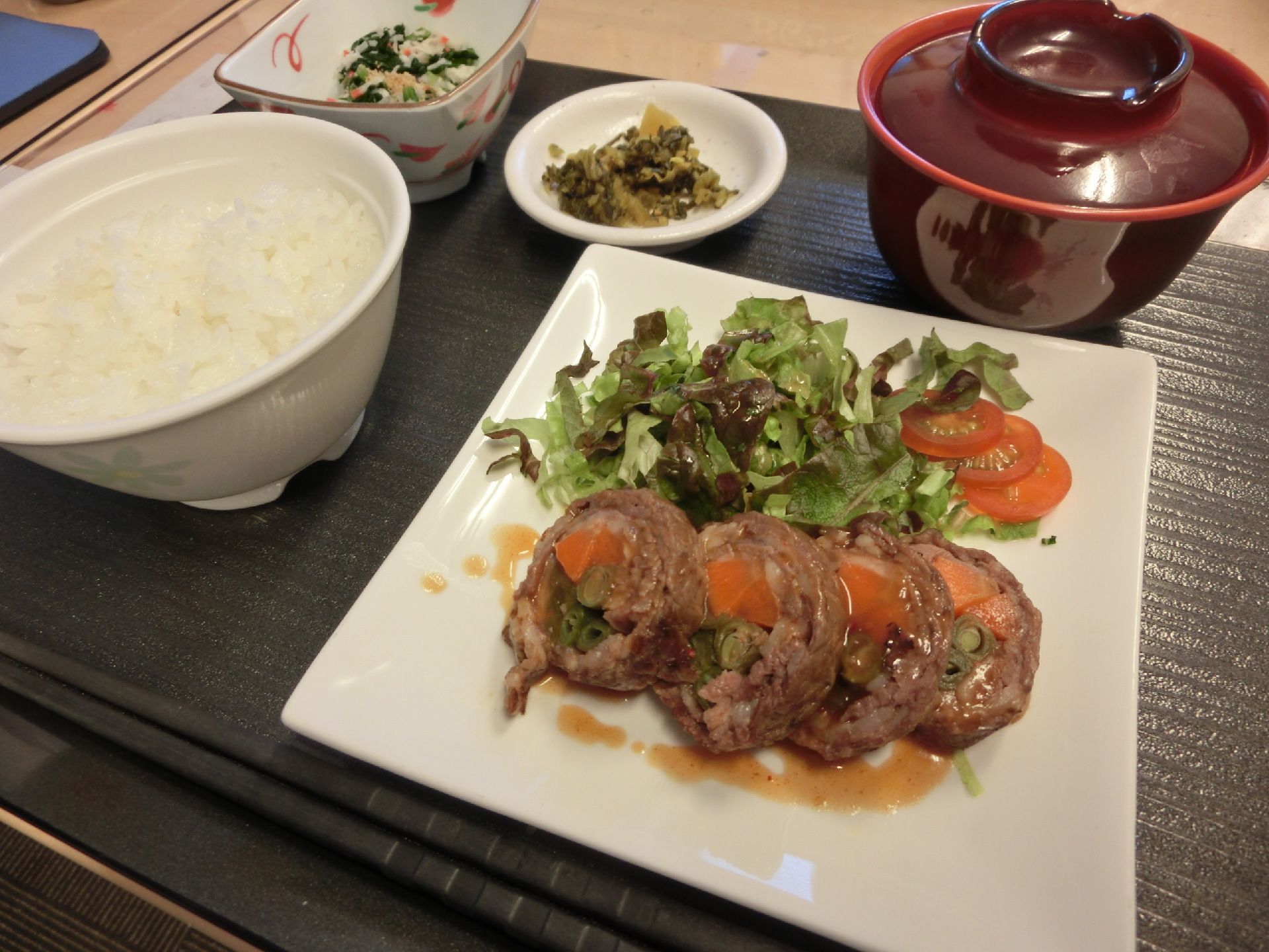 料理は味や彩りはもちろんのこと、入居者様が食べやすい大きさに切り分けられて提供される。献立も栄養バランスが考えられ、ヘルシー。