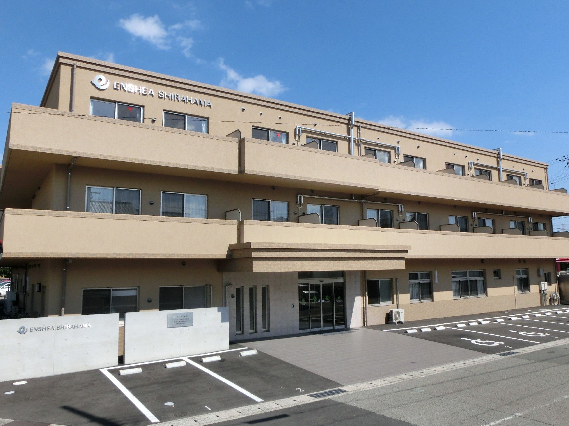 ３階建ての横長な形が特徴的な建物。各居室にはベランダが付いていて、部屋から外に出て気分転換することができる。