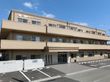 ３階建ての横長な形が特徴的な建物。各居室にはベランダが付いていて、部屋から外に出て気分転換することができる。