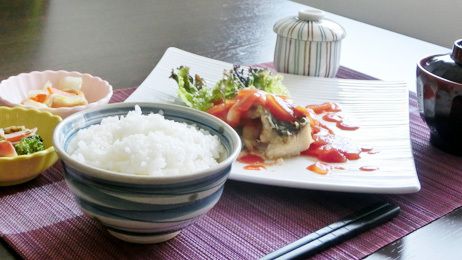 魚料理と野菜の煮物などのセット
