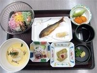 アユがメインの和食で、五色そうめんとめんつゆ、薬味のほか、カボチャやナスなど夏らしい食材を使った料理が並んでいる。