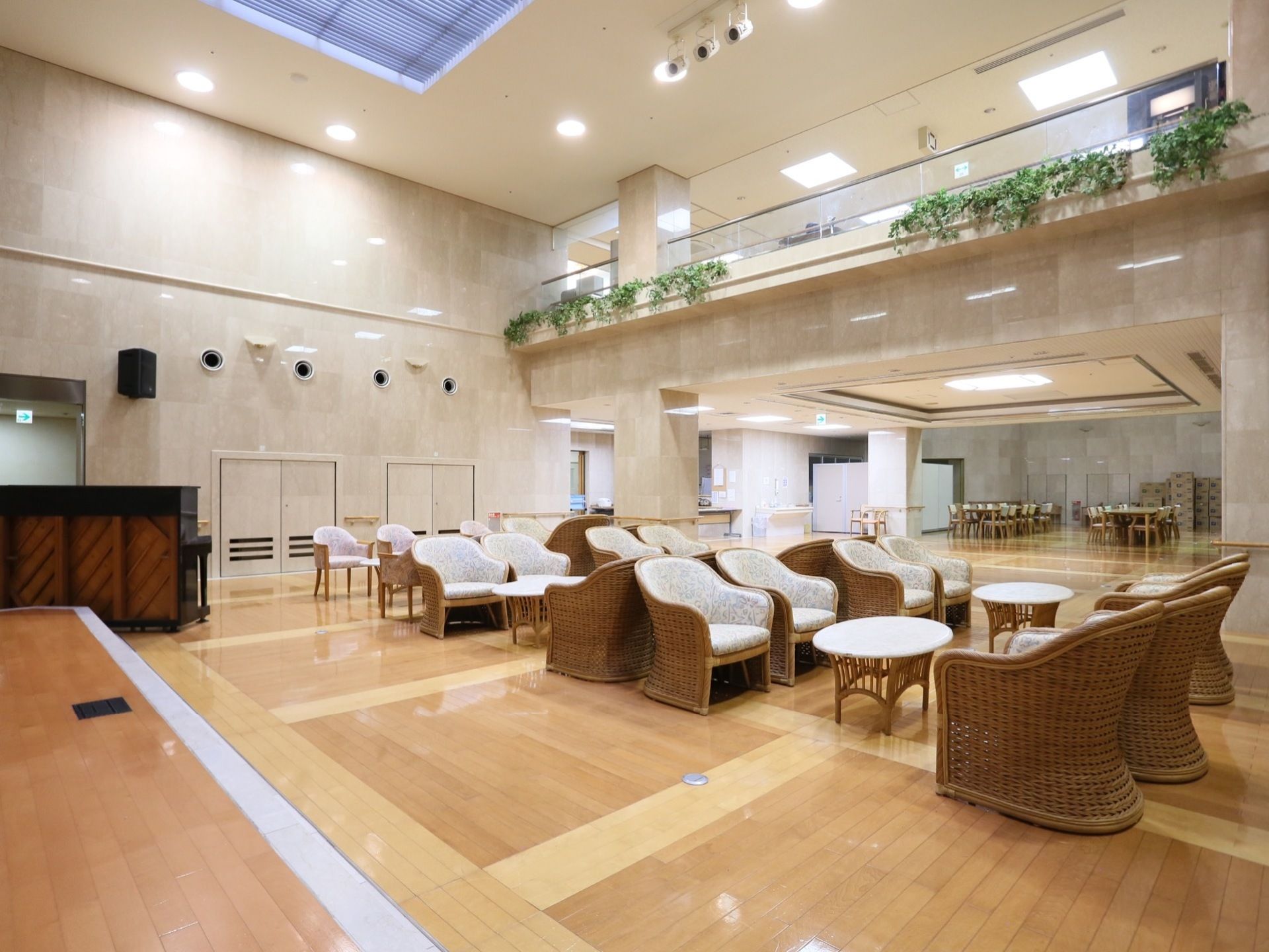 天井には天窓によって採光をしている。天井が高く開放的である。籐製の椅子とテーブルが等間隔に並んでいる。