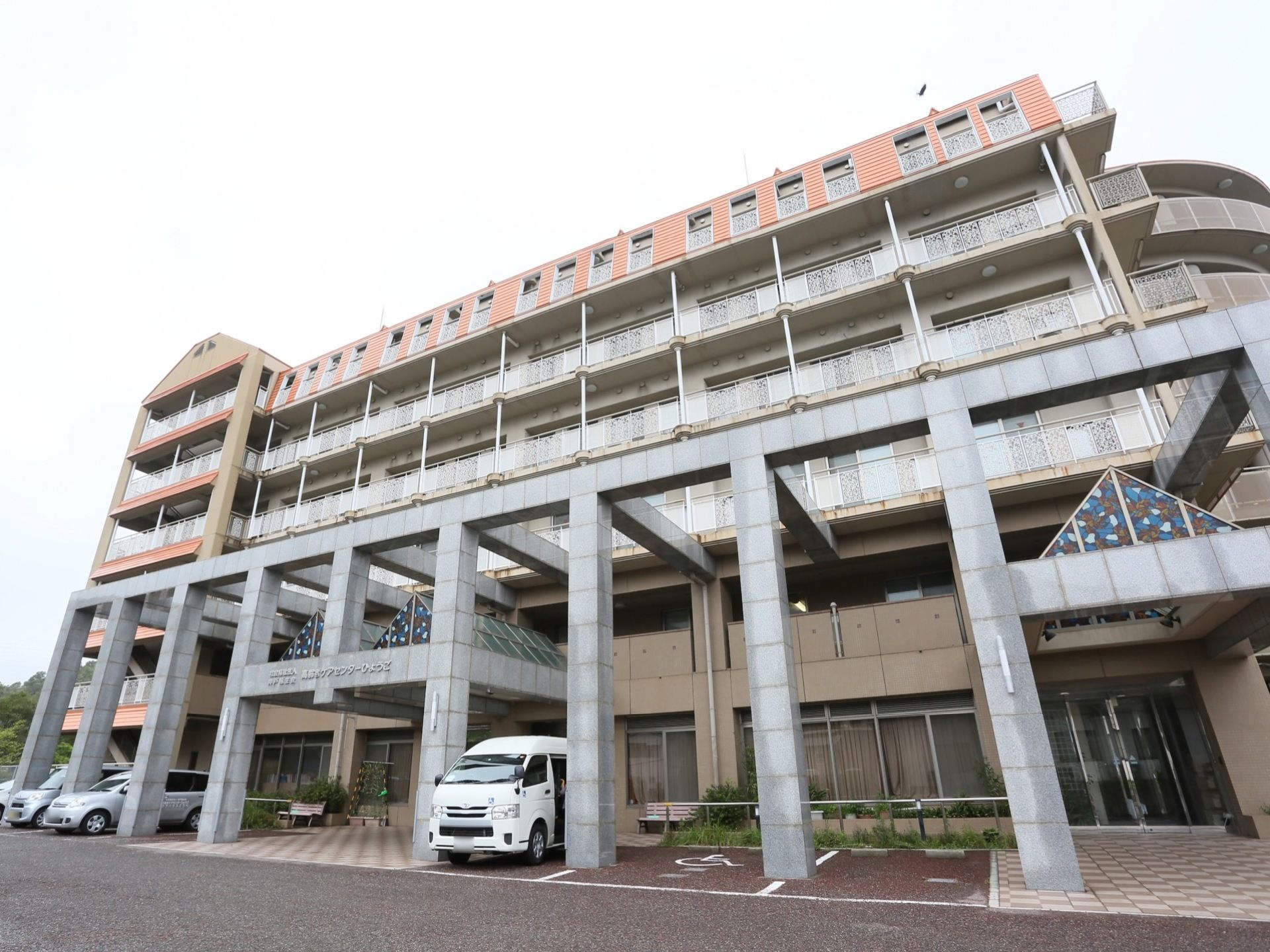 石貼りの化粧柱がそびえる、近代的な施設となっている。柱の間が、駐車区間となっている。入り口は自動ドアとなっている。