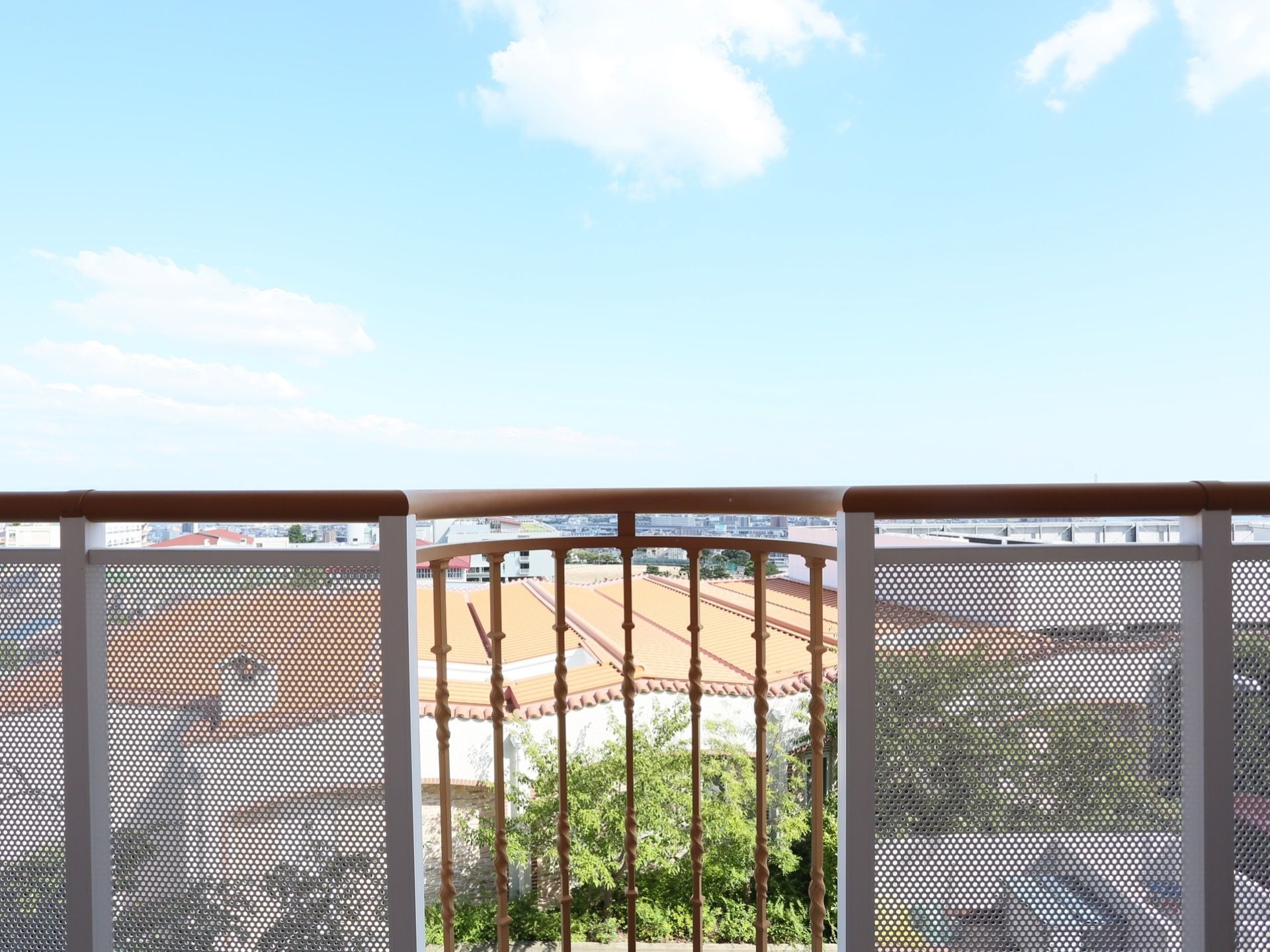 バルコニーには、落下防止のための高めのバルコニーが設置されている。手すりの一部は欧風の装飾用面材が採用されている。