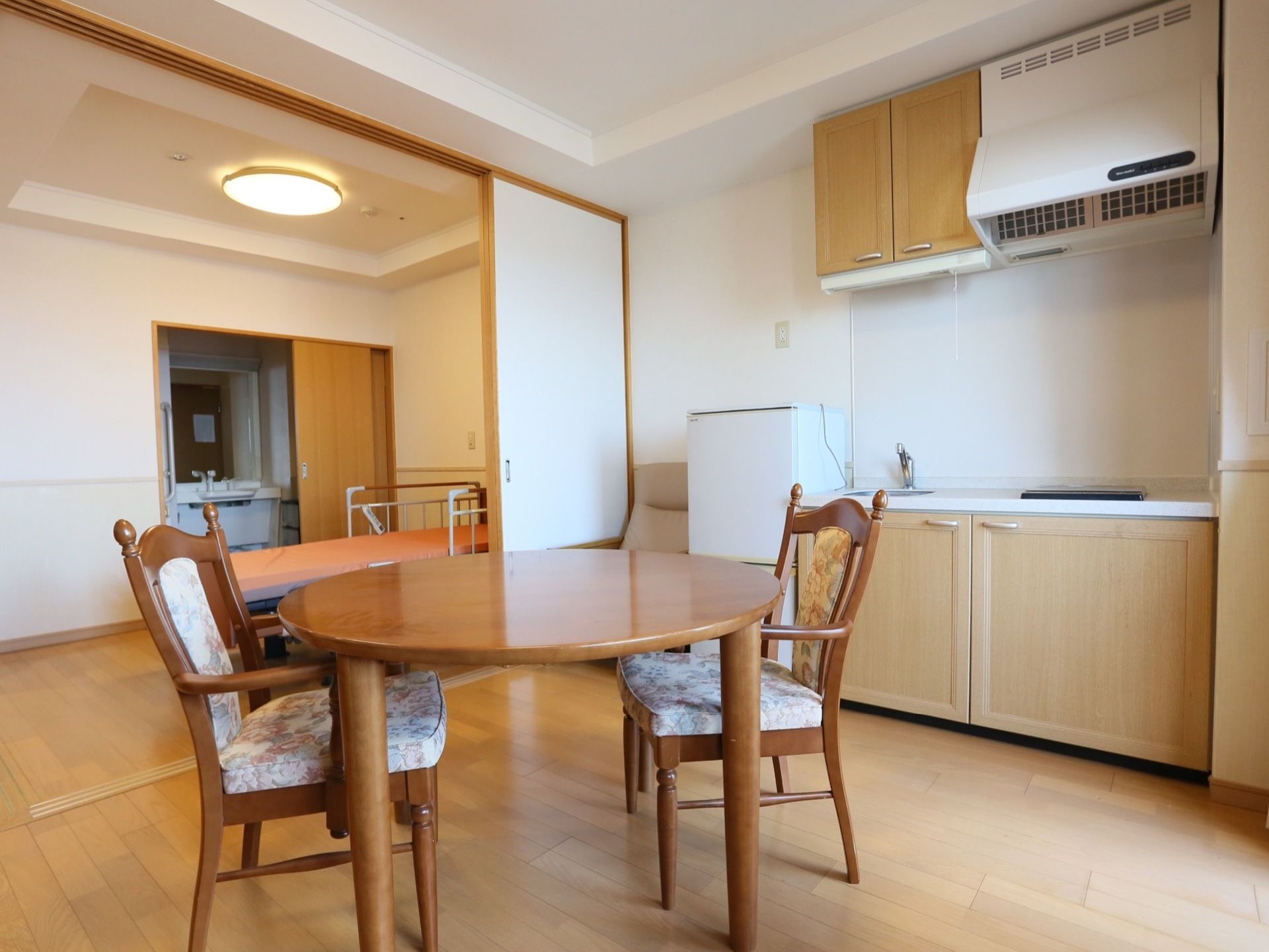 居室はベッドルームとダイニングキッチンが区分けされている。ベッドルームの奥には洗面所があり、引き戸で区分けられている。