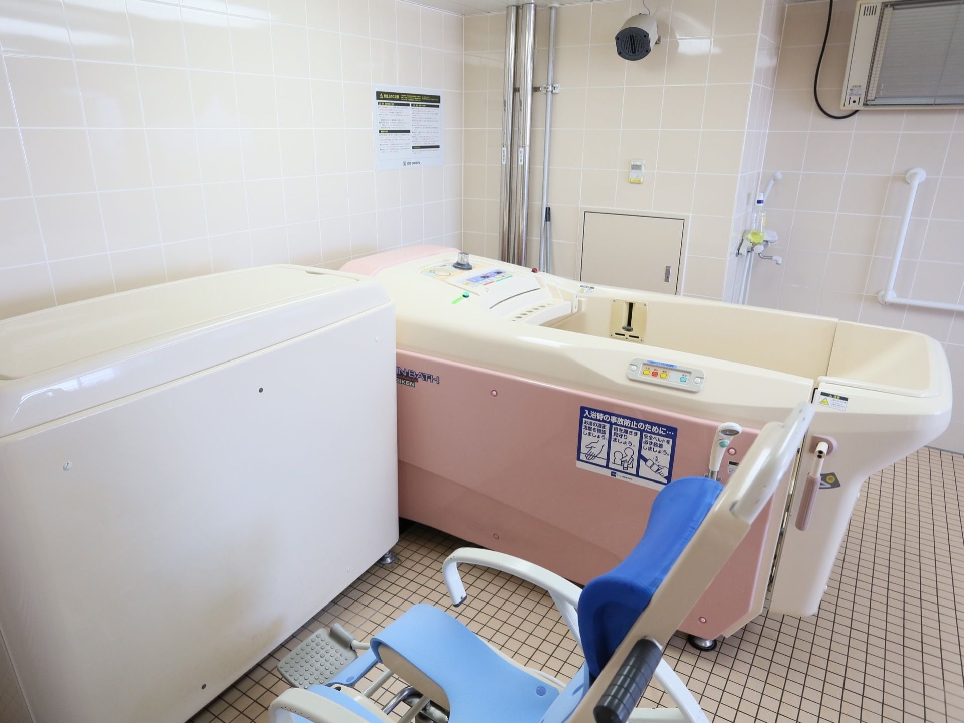 浴槽は、寝位でも入浴可能な介護浴槽となっている。入浴用車椅子により、介助を受けながら洗体することができる。