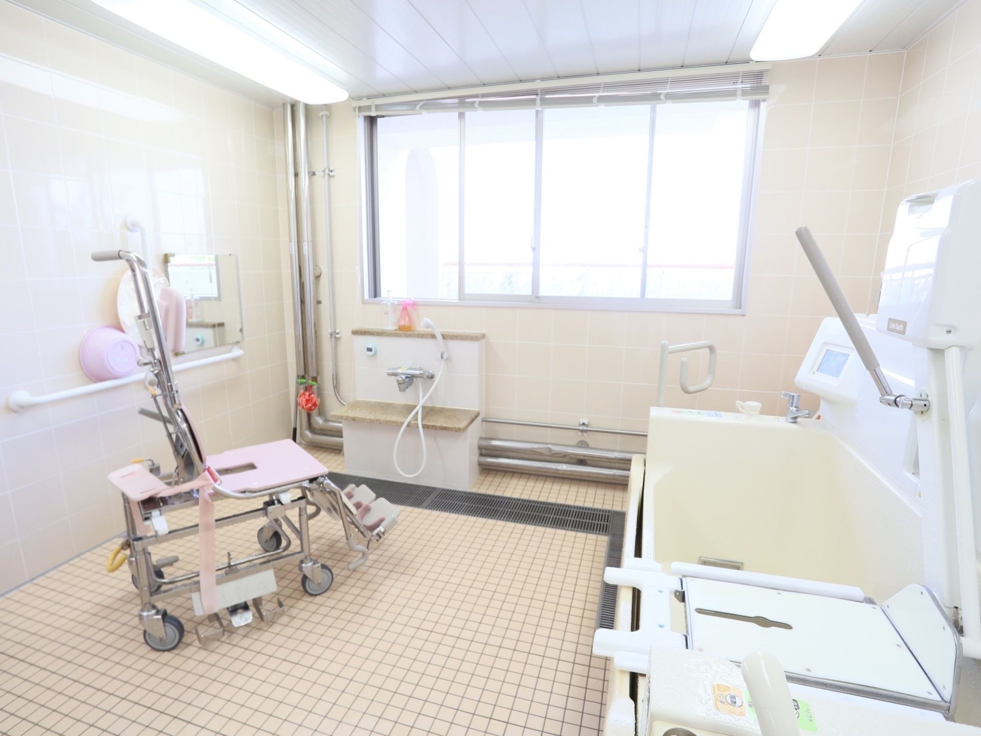 清潔なバリアフリー浴室