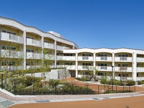 地下１階、地上３階建ての白いおしゃれな建物。同じ敷地内には同社が運営する介護施設があり、ケア体制が整っている。