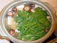 施設の人気メニューである湯豆腐。水菜としいたけが入っている。誰でも食べやすい薄味で、栄養を手軽に摂ることができる。