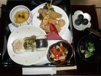 季節の素材を活かした、色とりどりの弁当。味だけではなく見た目でも楽しめる内容になっている。果物もついている。
