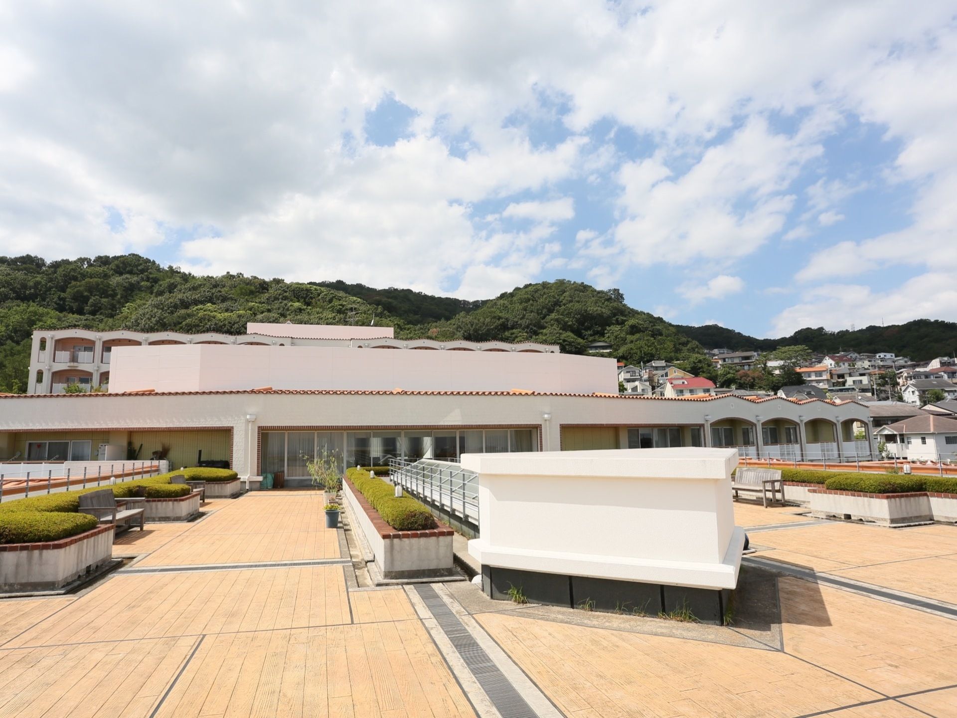 広々とした庭園が、屋上に設置されている。地面に段差はない。まわりにそびえる山々を眺望することができる。