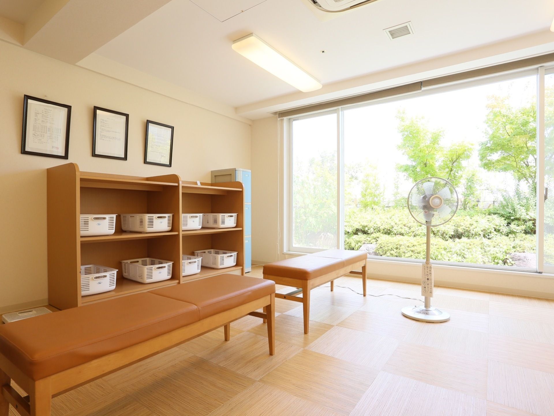 開放的な窓が設置されており、館内から緑あふれる庭を眺められる。棚に衣類を保管できるカゴが用意されている。